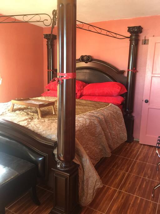 MDM ASPEN'S PLACE CALIFORNIA KING SIZE CANOPY BED