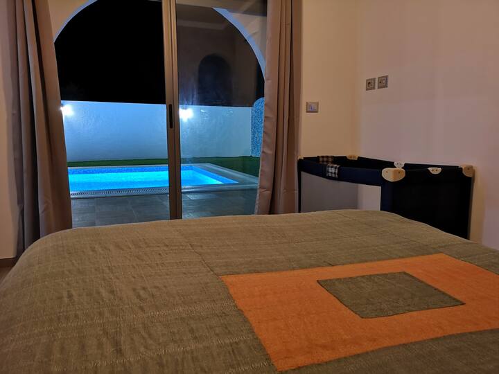 可俯瞰泳池的主套房