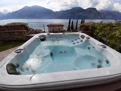Apt DELUXE 2 Private Jacuzzi and Lake View Garda