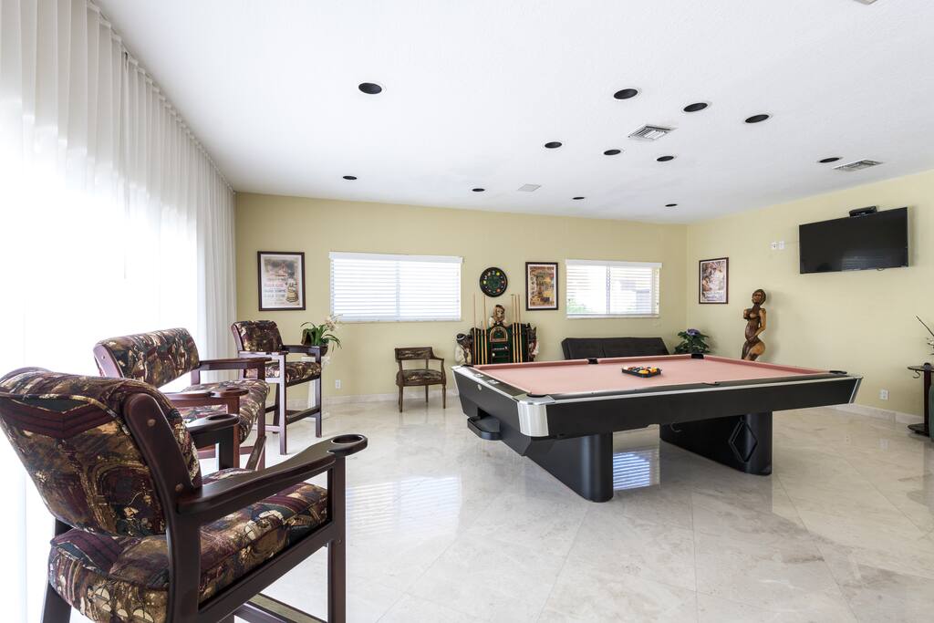 pool room with Sofa bed and Full Bathroom