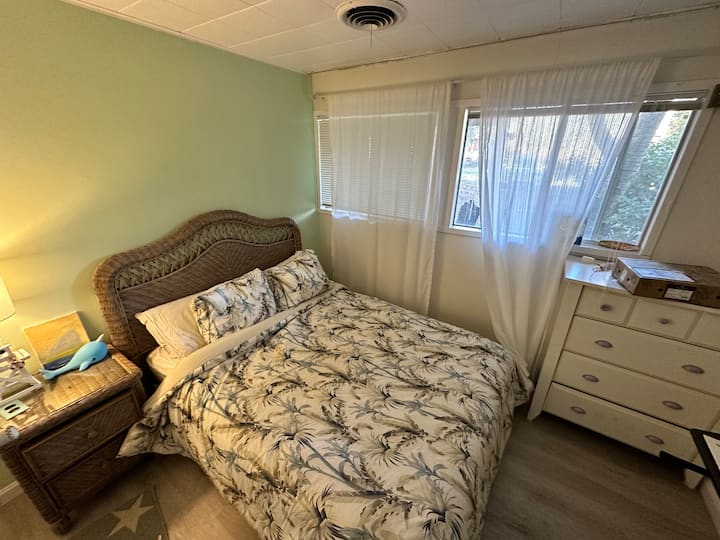 توفر غرفة النوم 3 أجواء ساحلية ساحرة من القش، تكملها خزانة مخصصة صممتها خزانات كاليفورنيا 