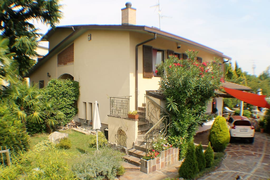 Ingresso, casa, posteggio in cortile