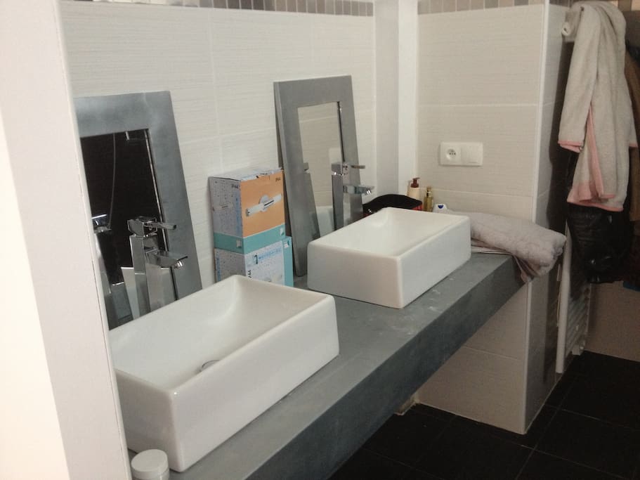 Salle de bain chambre 1. 2 vasques, une baignoire douche, un sèche serviette, un WC