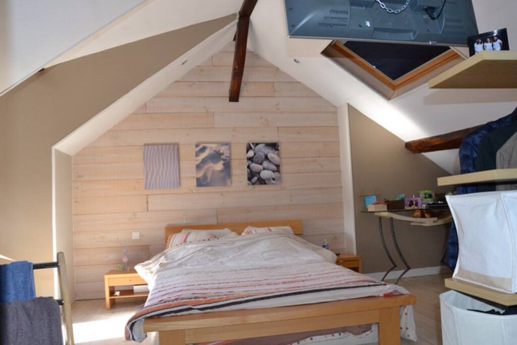 Chambre avec salle de bain sous les toits avec climatisation