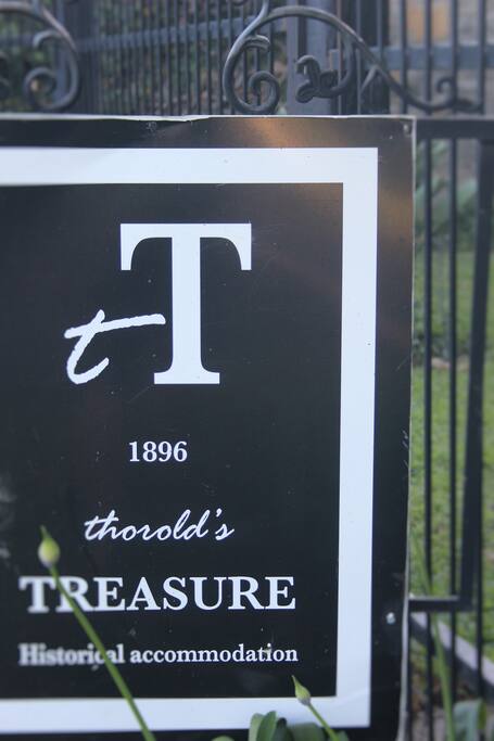 THOROLD'S TREASURE 1896 HISTORIC ACCOMMODATION