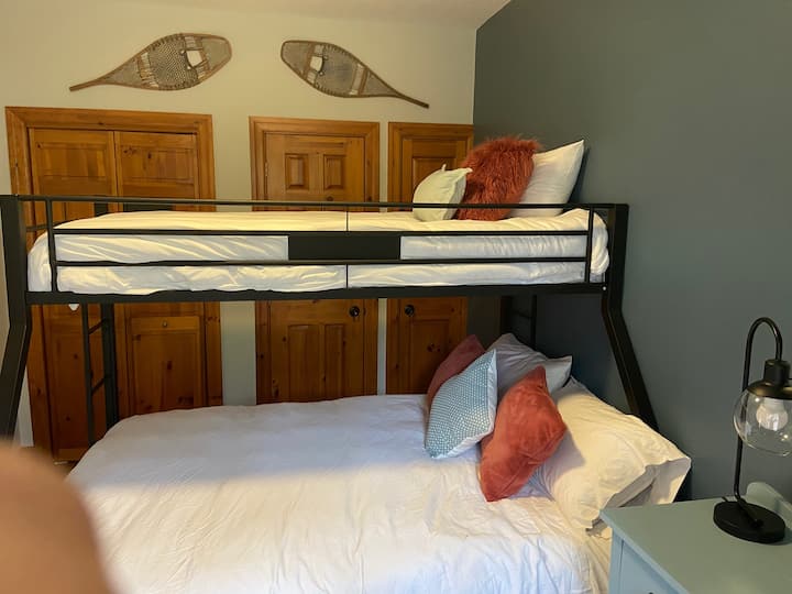 توفر غرفة النوم الثانية المريحة الكثير من الخزانات وتنام لثلاثة أشخاص - كوين في الأسفل وطابق علوي طويل جدًا.