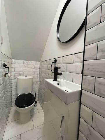 Cheerful 5-bedroom townhouse with free parking gallery image 3