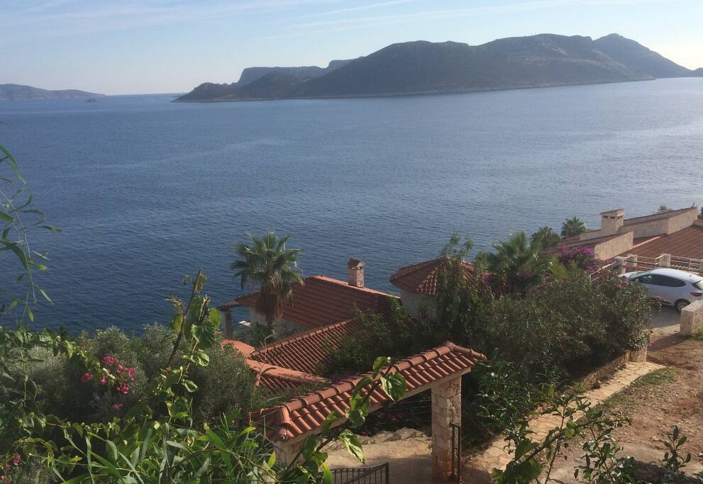 Blick auf den Eingang von Villa Gunbatimi