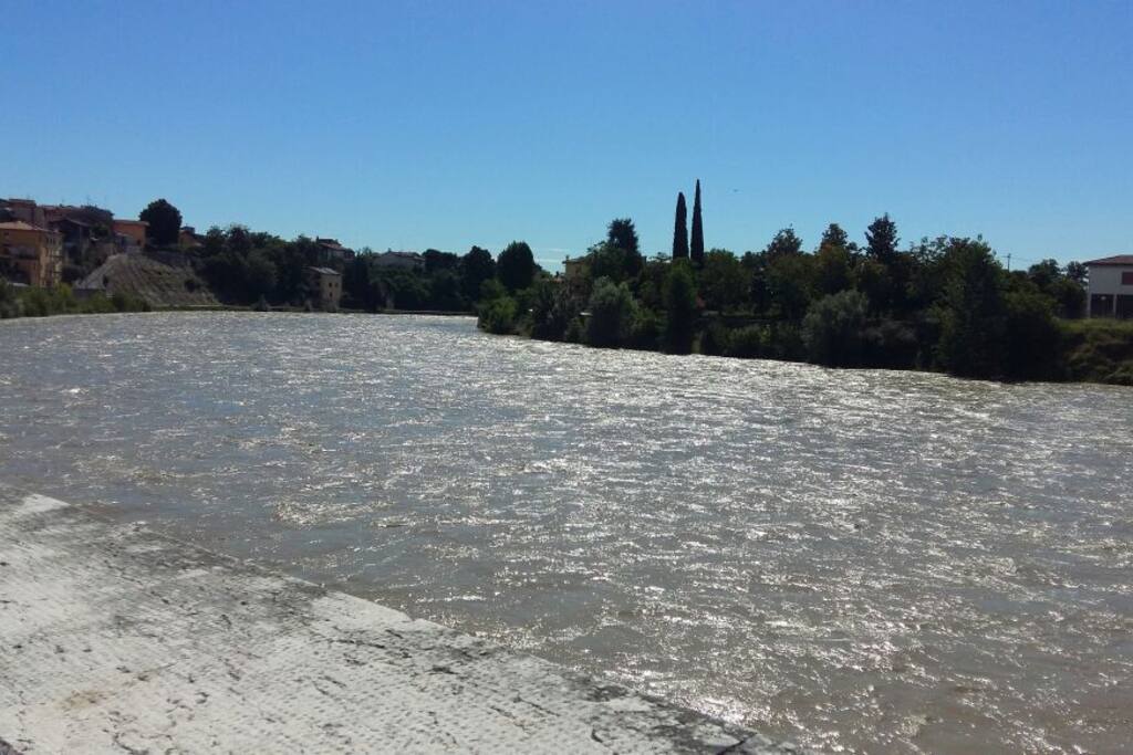 l'Adige dal centro del paese di Pescantina