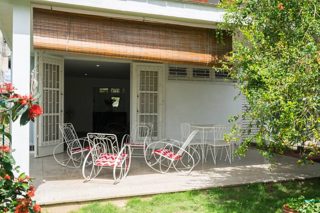 Portal y jardines