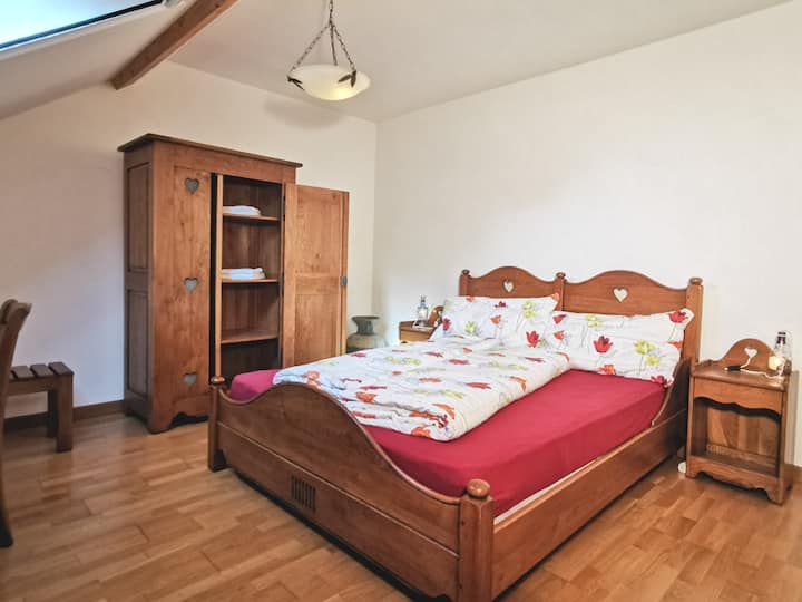 Მყუდრო დიდი საწოლი მორვანის ოთახში. Ტრადიციულად მოწყობილი ოთახები ძალიან კარგი ლეიბებით.