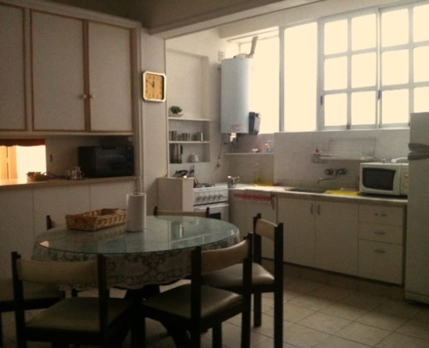 cocina comedor, con cocina completa, microondas y horno electrico