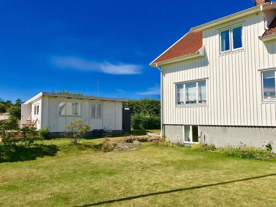 Annonsen gäller uthuset till vänster i bild.