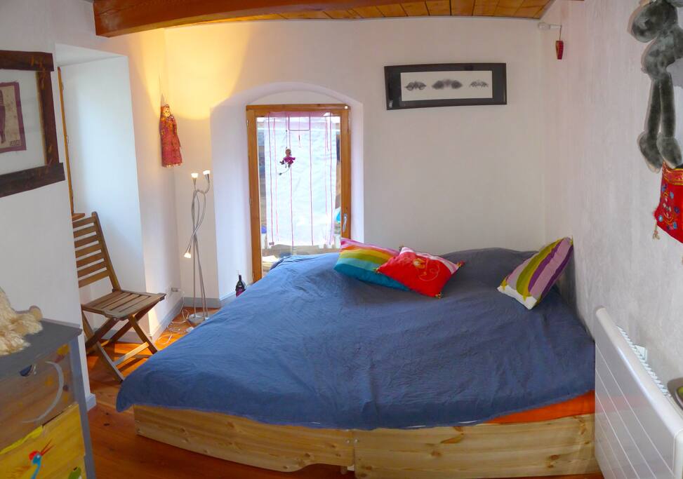 La chambre avec lit double (possible de le mettre en simple)