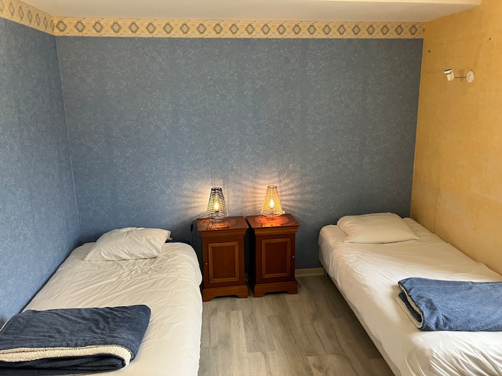 חדר שינה 2 עם 2 מיטות יחיד 