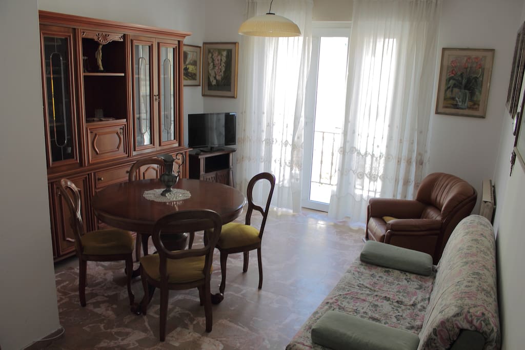 Living Room with Balcony, Salotto con Balcone