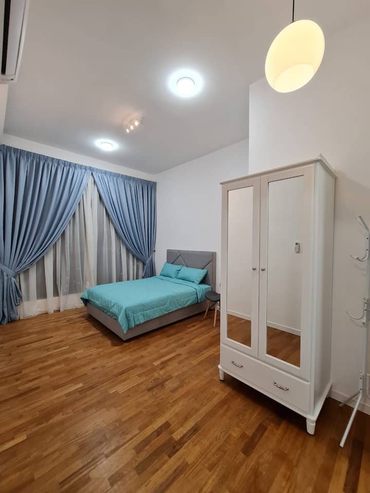 Dormitorio principal con baño adjunto 