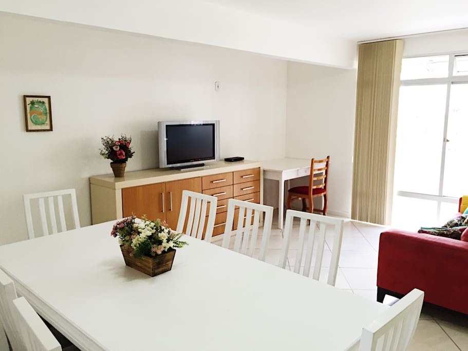 Sala de jantar e estar, mesa com 8 cadeiras