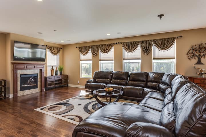Charming 6-br Home W/ Open Space, Ideal For Groups - Parker, CO
