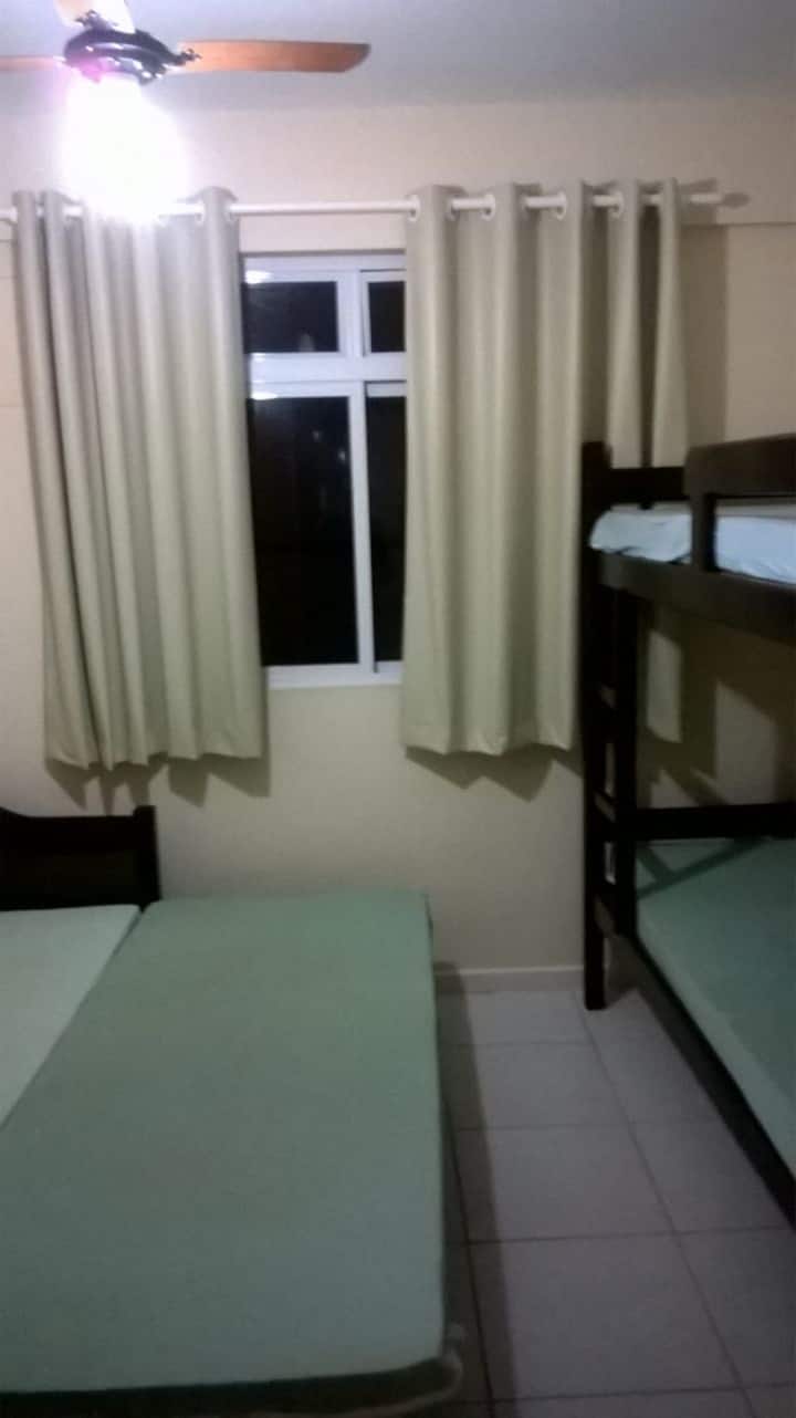 ห้องพักพร้อมเตียงโซฟาคู่และเตียงสองชั้น 1 หลัง