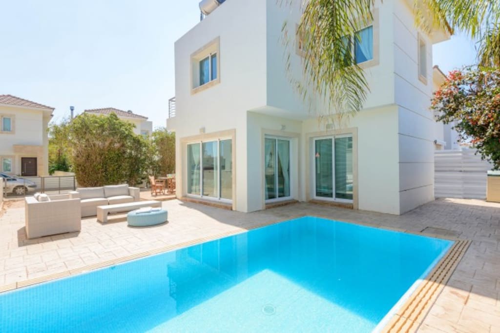 Private pool, sitting area, parking