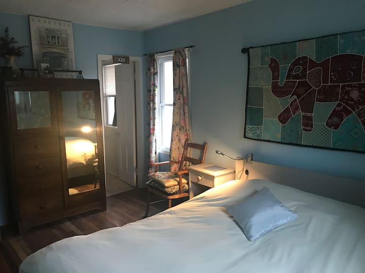 Cama queen confortável com suíte