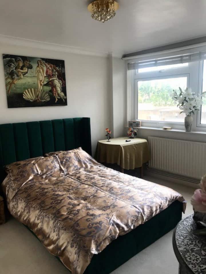 Private room, artistic flat, central Hove. Flats for Rent in Brighton