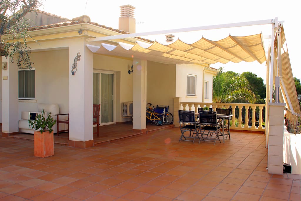 Terraza con carpa, ideal para comer y cenar.