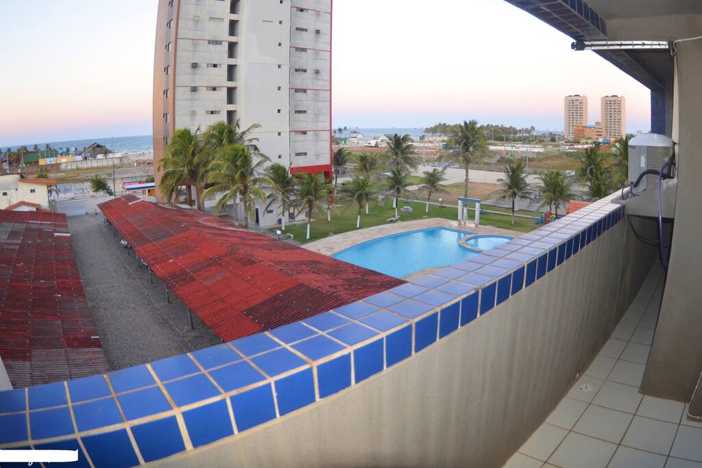 Varanda com vista pra piscina e pro mar