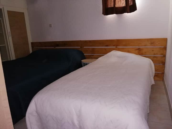 1 единично легло и малко легло от 90 души
в мецанина 