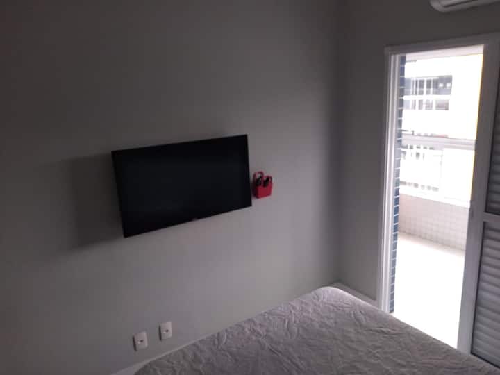 Dvokrevetna soba s bračnim krevetom i vlastitom kupaonicom, ormarom, udobnom oprugom i TV-om s internetom ( sansung ) 