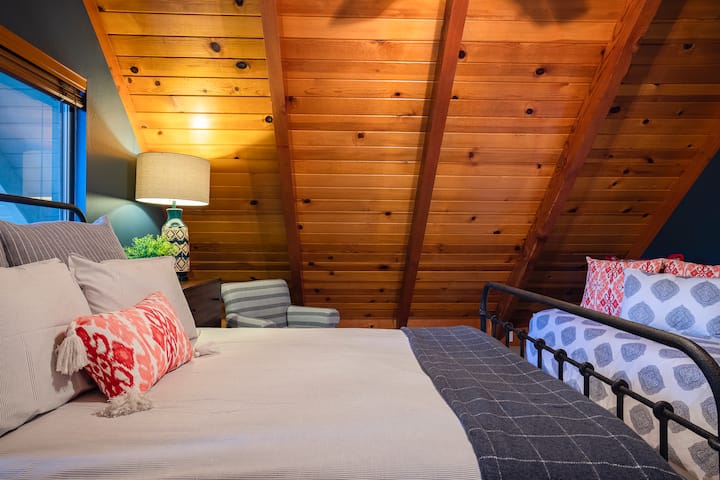 غرفة نوم في الطابق العلوي #1 بسرير نهاري (1/3)