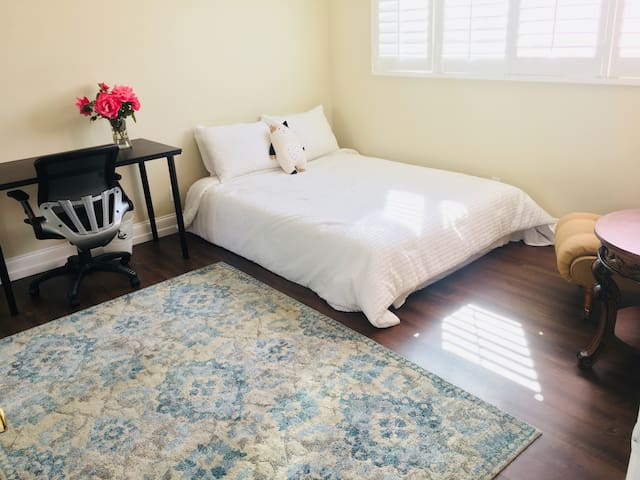 *NEW* Spacious Private Room/Bath in Orange County
