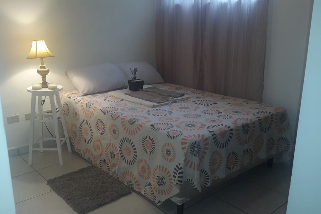 Habitación bastante confortable y privada, ideal para el descanso de 1 o 2 personas