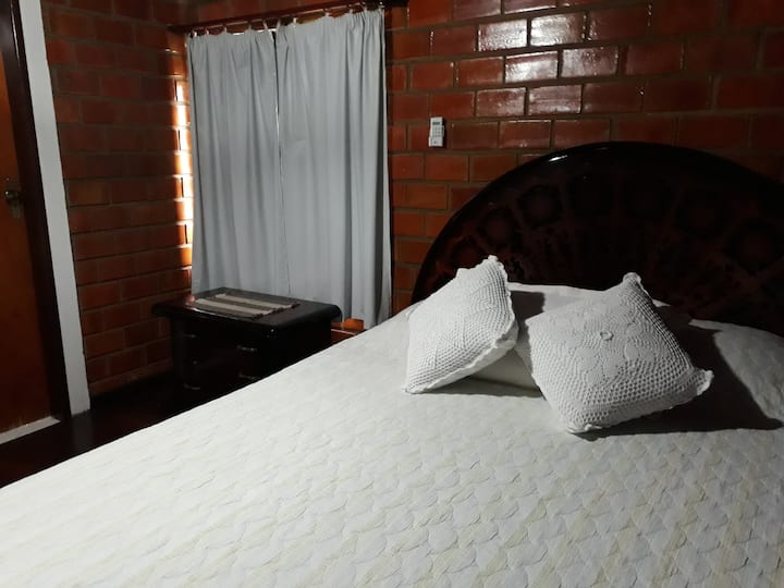 Спалня на първия етаж със самостоятелен санитарен възел и телевизор.