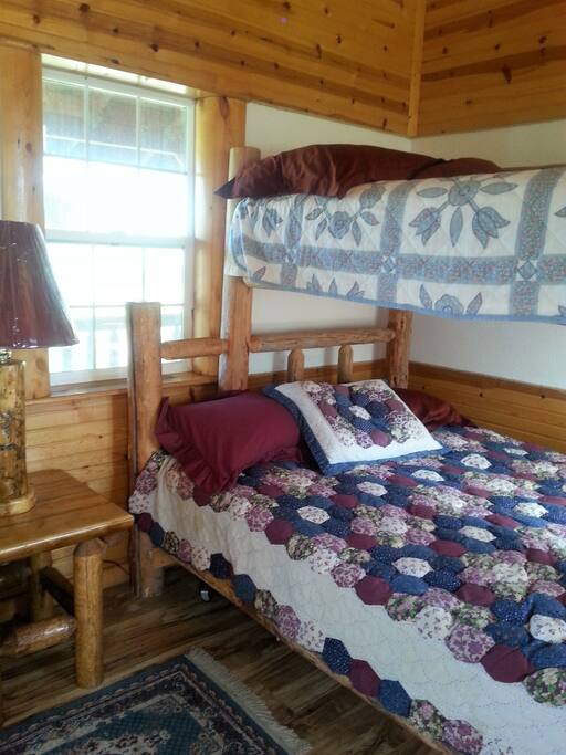 this the big queen size bed with a normal size upper bunk.