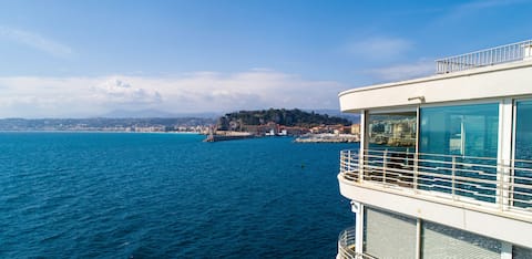 Breathtaking views and direct access to the sea