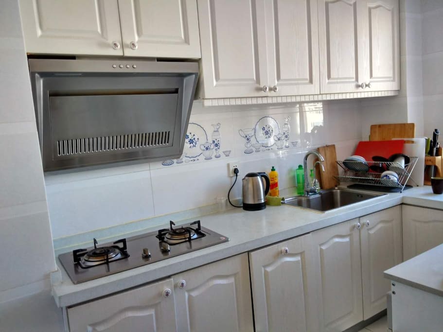 非常干净用品齐全的厨房,基本上需要的工具都有 Well equipped kitchen with everything you need