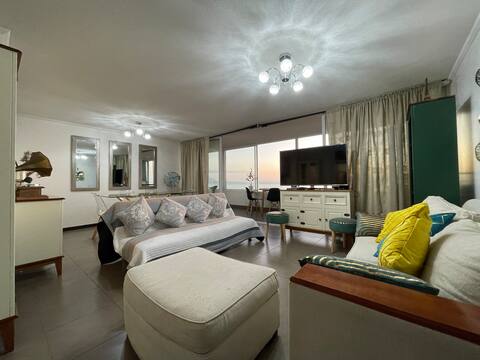 Family vacations for 8, facing the sea.