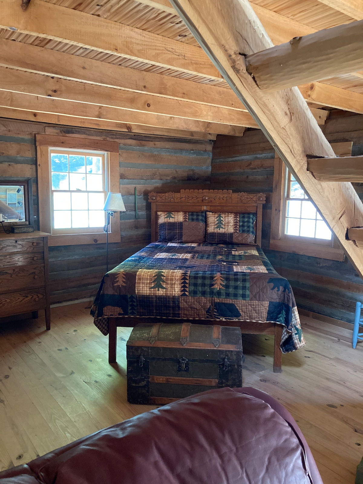 1号卧室在楼下。床垫和枕头上有套装。这是一张标准床。