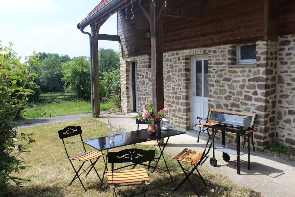 Un petit jardin devant la maison est à votre disposition. L'avancée que l'on voit sur la photo sert d'entrepôt et n'est pas habitable.