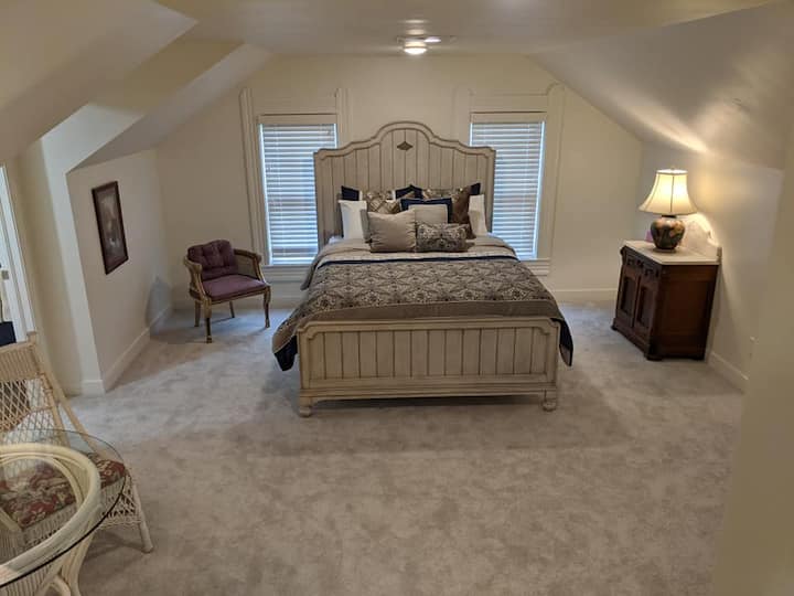 ห้องนอนชั้นบนเข้าถึงได้ด้วยบันไดหรือลิฟต์