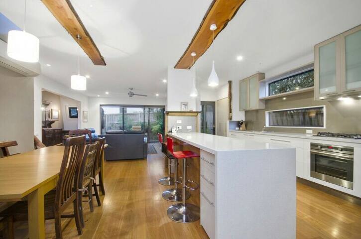 Modern 4 br house 150m beach/shops! gallery image 3