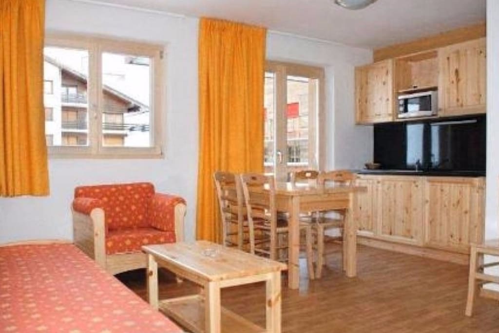 Salle à manger avec 1 fauteuil 1 canapé (2 couchages) 1 table et 6 chaises