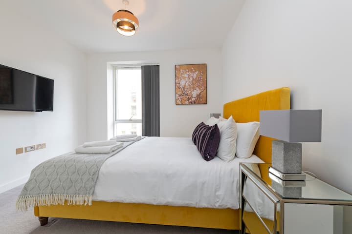 Veľká a pohodlná manželská posteľ