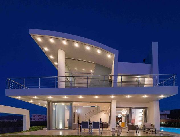 Luxury Villa with Private pool next to sandy beach gallery image 4