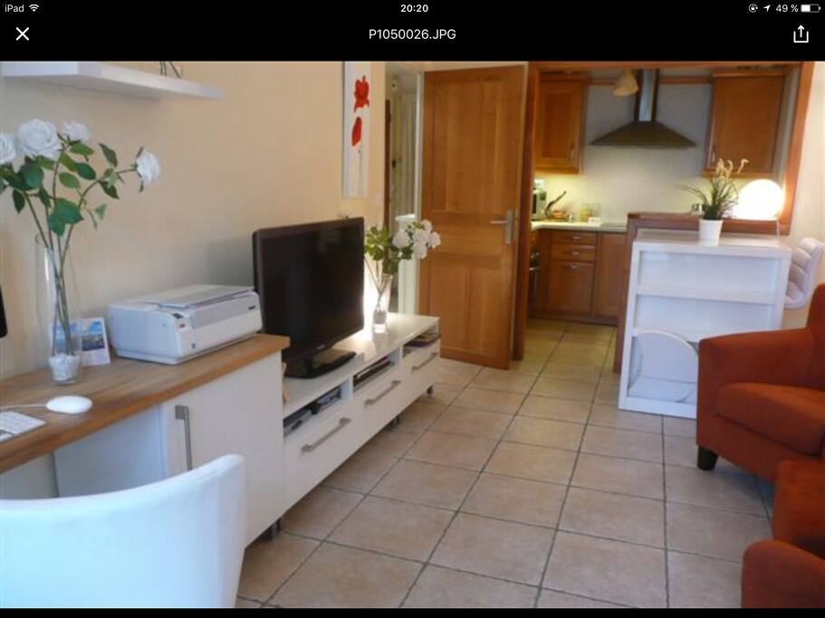 Warm colors, real wood light color kitchen making this kitchen cozy and confy.
Cuisine agréable de qualite bois clair.