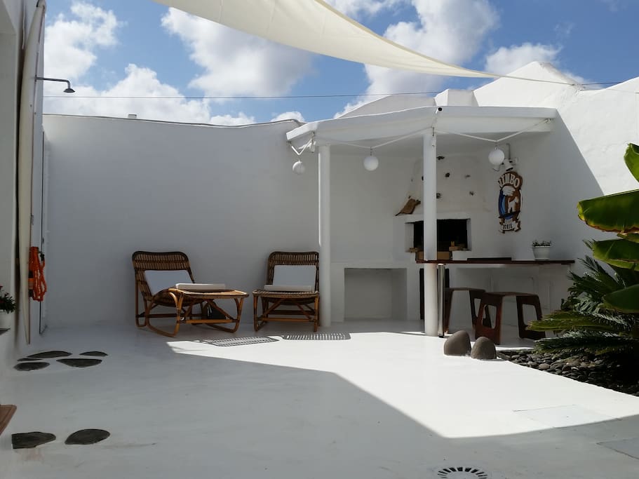 ducha exterior, barbacoa y solarium.