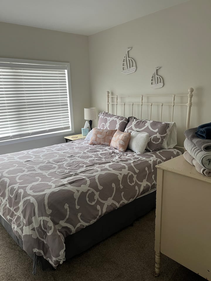 Slaapkamer op de 2e verdieping met queensize bed