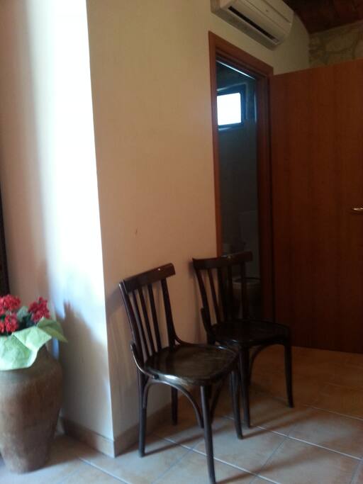 particolare della camera, 2 sedie antiche